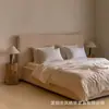Cama minimalista de madera maciza, cama de madera natural, cama suave de tela de algodón y lino ultradelgada, camas dobles e individuales de alta gama para villa de diseñador 1.8m