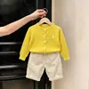 Roupas infantis estilo coreano coleção outono 2026: cardigã de tricô amarelo com bordado e calça casual de perna larga para meninos e meninas