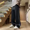Calça pantalona masculina moderna estilo Hong Kong, calça casual solta para outono e inverno com letras laterais, calça de moletom versátil de perna reta e caimento fluido para homens