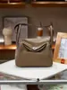 Estilo Europeu e Americano Couro Bovino de Camada Superior Tc Bolsa Lindy 30 Bolsa Médica Bolsa de Ombro para Mulheres com Ferragens Diagonais de Aço Pu