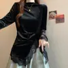 [Veludo Coreano 240g] Camiseta Base Irregular para Mulheres, Primavera e Outono, Gola Meia-Alta, Aplicação de Renda, Camiseta Longa com Fenda