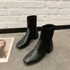Botas Martin otoño e invierno Nuevas botas cortas de tacón medio grueso con punta cuadrada para mujer calcetines finos de punto color albaricoque botas elásticas de una sola pieza para mujer Venta al por mayor