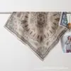 2026 Nuevo Bufanda Cuadrada Pequeña de Algodón Terciopelo Estampada por Ambos Lados para Primavera y Verano Bufanda de Cuello Versátil y Elegante para Mujer que Realza el Cutis