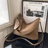 Bolso de Hombro Pequeño Nuevo Retro de Gamuza Otoño/Invierno 2025, Moderno y Casual, de Moda Este Año, Bolso Tote de un Solo Hombro para Debajo del Brazo