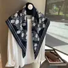 Lenço Triângulo Grande Estilo Old Money Vintage com Estampa Floral, Lenço de Seda Sarja, Lenço de Pescoço, Lenço Versátil para Todas as Estações Feminino