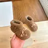 Botas de Neve para Meninas Estilo Coreano 2025 Inverno Novo Estilo Sapatos de Algodão para Bebê Menina Botas Quentes de Cano Médio Mais Veludo Sapatos Peludos para Bebê