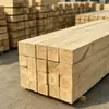 La madera de construcción es adecuada para el almacenamiento al aire libre en los sitios de construcción y se procesa a partir de materiales de madera maciza mediante aserrado.