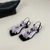 Sandálias de Verão 2026 Novo Estilo Pele de Ovelha Estilo Retrô Francês Tira de Flor Salto Grosso Sapatos de Fada para Combinar com Saias Salto Alto