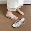 Sandálias Anabela Elegantes Estilo Francês Chinelos de Encaixar Estilo Verão 2026 Chinelo de Dedo com Strass de Fada Saia de Novo Estilo