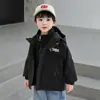 Conjunto de Roupas de Outono para Meninos 2026 Nova Jaqueta Três em Um Estilosa para Crianças Jaqueta Corta-vento com Capuz para Meninos Roupa para Uso Externo