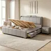 Quarto principal de luxo leve em estilo italiano, cama de casal, cama estofada na cor creme, cama de couro minimalista moderna, cama com baú a ar, cama de casamento