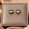 Brincos Pingente Letra Cc Inlaid em Resina com Pérola Imitação e Strass da Qingdao Daiwei Jewelry São Adequados para Uso Diário Feminino