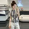 Camisa Feminina Listrada de Manga Curta Estilo Francês, Novo Design Verão 2026, Blusa Elegante com Gola Alta, Versátil e Elegante para o Trabalho