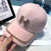 Boné de Pelúcia com Strass Letra D Feminino Quente Versátil Elegante Boné Elegante Coreano Outono e Inverno Boné de Beisebol de Veludo