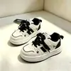 Novo Modelo 2026, Tamanhos 27-31, Sapatos Casuais de Couro Populares para Meninos, Tênis Esportivo com Sola Macia de EVA
