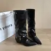 Botas compridas calças de ciclismo estilo antigo bico fino salto grosso novo estilo cano largo fivela de metal botas retrô sapatos Outono/Inverno 2026