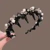 Faixa de Cabelo Antiderrapante com Dentes e Strass Estilo Chanel Pequeno para Mulheres 2026 Novo High-End Lujo Leve Presilha de Cabelo para Topo de Crânio Acessórios de Cabelo