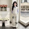 Conjunto Elegante de Dos Piezas para Niñas 2026: Sudadera con Cuello Polo de Manga Larga Moderna y Única y Pantalones de Pierna Ancha de Mariposa de Moda