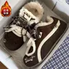 Tênis quentinhos estilo retrô com forro de fleece para mulheres, nova coleção de inverno 2026, sapatos casuais populares, de sola grossa, versáteis, estilo treino alemão, sapatos de algodão felpudo