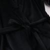 Bata de Punto con Plumas de Estilo Europeo y Americano Nueva de Invierno, Pijama Largo de Terciopelo Cálido para Mujer, Cárdigan Negro de Manga Larga para Uso en Casa