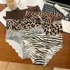 Roupa Íntima Feminina de Seda Gelada Europeia e Americana com Forro de Algodão na Virilha Quente Cintura Baixa Estampa de Leopardo Sexy Tamanho Plus Calcinha Triângulo Roupa Íntima para Mulheres de Comércio Exterior
