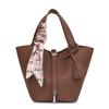 Bolso Cesta de Verduras con Patrón de Lichi 2024 Verano Nuevo Cubo de Alta Gama Bolso de Hombro Cruzado con Bufanda de Seda Versátil y a la Moda