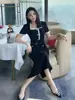 Moda Femenina Nueva Primavera/Verano 2026 Estilo Ol Commuter Negro Manga Corta Cuello Cuadrado Encaje con Parches Vestido Largo con Cinturón