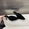 Chinelos de salto alto peludos marrons estilosos e da moda para mulheres, novos chinelos de algodão com forro de pelúcia e bico fino elegantes para outono e inverno de 2026