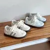 Zapatillas de entrenamiento estilo coreano de suela plana con lunares para niñas, colección de verano 2026, zapatillas casuales transpirables, zapatos blancos versátiles