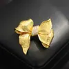 Nuevo Broche de Lazo con Textura de Satén Dorado de Gama Alta para Nicho, Exquisito Accesorio de Pin para Abrigo de Alta Gama