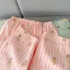 Nuevo pijama de moda para mujer para primavera y otoño, con un conjunto de algodón de doble largo estampado de nubes con rayas rosas y un diseño de caricatura, que ofrece un estilo holgado y casual para una cómoda ropa de estar en casa.