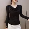 Camiseta branca modal ombro a ombro para mulheres, camiseta de manga comprida, outono 2026, design plissado, top justo de meia manga