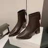 Botines cortos color blanquecino estilo francés de punta fina adelgazantes para mujer, tacón grueso, nuevo estilo 2026, botines altos de piel, botines ajustados, botines cortos