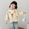 Jaqueta com Capuz Infantil para Primavera e Outono 2026 Novo Estilo Elegante para Meninas Pequenas Roupas de Outono para Crianças Jaqueta Moderna para Bebê Top