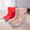 Botas de lluvia planas de caña media para mujer Botas cortas de moda de verano forradas de polar para mujer Botas de lluvia antideslizantes para mujer Zapatos impermeables para mujer