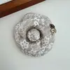 Broche Flor de Laço Marrom Café Estilo College Britânico Retrô Coreano Acessório Versátil para Casaco Outono e Inverno Ornamento de Peito