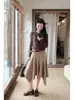 Saia de Camurça Assimétrica Khaki "Preguiçosa e Solta" de Zeng Yuer para Mulheres, Apresentando uma Barra Larga para um Visual Romântico e Emagrecedor
