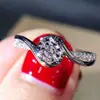 Anillos de Lujo Ligero Europeos y Americanos de Nicho de Alta Gama, Anillos de Diamante Geométrico de Circonita Súper Brillantes, Anillos de Compromiso para Mujer, Joyería Transfronteriza al por Mayor