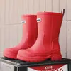Botas de chuva de cano médio da moda transfronteiriças para mulheres, populares no Japão e na Coreia, com sola grossa, confortáveis, versáteis, antiderrapantes, sapatos de borracha para cozinha