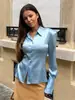 Camisa feminina de colarinho estilo francês com brilho acetinado, corte slim, manga longa