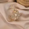 Broche de Liga de Metal com Pérola e Flor, Alto Padrão, Luxo Leve, Joias de Broche de Alto Padrão, Acessórios de Corsage para Combinar com Roupas Atacado