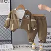Conjunto de Roupa de Outono para Meninos 2026 Novo Estiloso Conjunto de Três Peças de Manga Longa para Bebês, Roupa de Outono Infantil da Moda para Crianças Pequenas