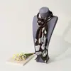 Bufanda de gasa con forma de diamante para mujer, estilo coreano, estampado a cuadros, bufanda larga para el cuello con hebilla de bufanda de flor de rosa tridimensional, cinta elegante