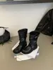 []Botas Patchwork Retrô Femininas 2026 Outono/Inverno Salto Bloco Solado Grosso Botas de Cavaleiro Fivela de Cinto Botas de Cano Médio Franzidas