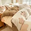 26 Juego nuevo de sábanas de cuatro piezas, forro polar de doble cara, terciopelo de leche, cálido de invierno, estampado pequeño y fresco, juego de ropa de cama de tres piezas