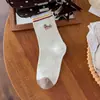 Nuevos calcetines de tubo medio para niñas de estilo japonés de moda para otoño, calcetines de algodón sin costuras resistentes al olor para todas las estaciones, dulce y lindo diseño nuevo