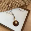 Corrente para Suéter Oval Geométrica Recortada em Resina de Madeira Colar Retro Maillard Corrente de Clavícula de Nicho de Luxo para Mulheres