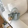 Bolsa de Mão Exquisita e Moderna Modelo Saco 2026 Nova Moda Versátil Bolsa Transversal com Toque de Luxo para Saídas Femininas