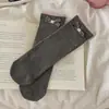 Calcetines grises para mujer, calcetines de encaje con relieve 3D estilo japonés hasta la mitad de la pantorrilla, etiqueta de tela estilo coreano con lazo, estampado floral dulce y diseño con volantes