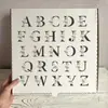 Plantilla Calada de Letra Inglesa Artística con Patrón PET Reutilizable para Pintura Decorativa en Spray Hecha a Mano DIY